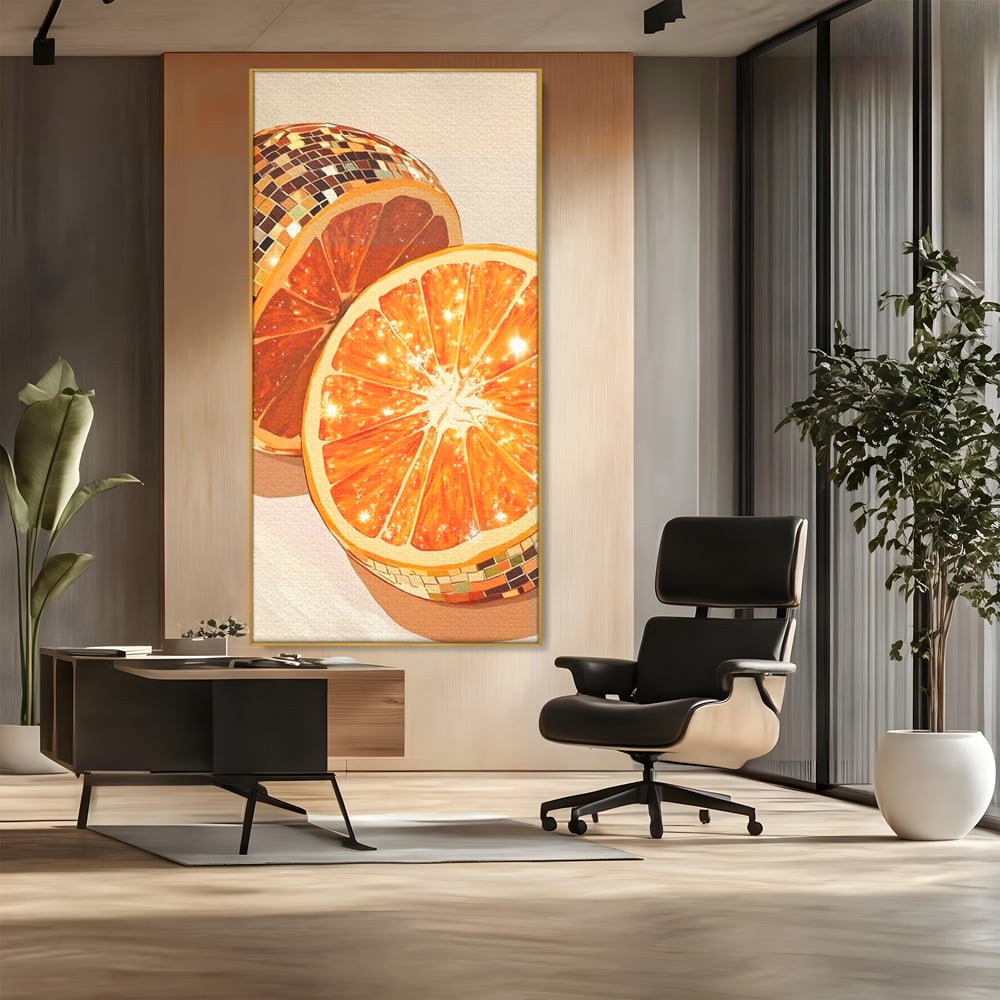 Tablou canvas cu ilustratie digitala cu felii de portocala si globuri disco, in rama de aluminiu auriu, pe perete intr-un birou